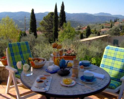 - une table avec 2 chaises dans l'établissement La Bergerie St Antoine, à Spéracèdes