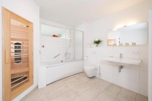 łazienka z wanną, toaletą i umywalką w obiekcie Wellentanz w mieście Olpenitz