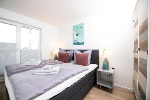 ein Schlafzimmer mit einem großen Bett mit Handtüchern darauf in der Unterkunft Fischermanns Freund in Olpenitz
