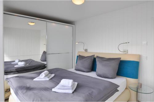 ein Schlafzimmer mit 2 Betten und Handtüchern darauf in der Unterkunft Schwimmendes Haus Hausboot in Olpenitz