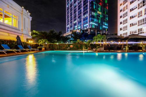 una piscina en medio de una ciudad por la noche en Becamex Hotel Thu Dau Mot, en Thu Dau Mot