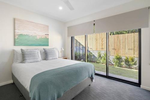 Postel nebo postele na pokoji v ubytování DAYDREAMING Airlie Beach, Water views & only 200m to boardwalk.