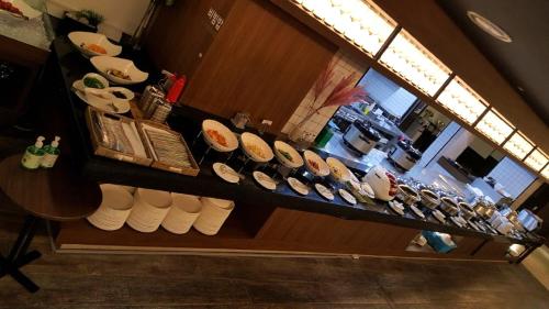 cocina con encimera con platos y platos en Vistacay Hotel Worldcup, en Seogwipo