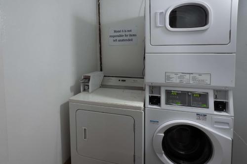 a laundry room with a washing machine and a washer at Motel 6-Montgomery, AL - Coliseum in Montgomery