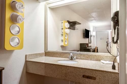A bathroom at Motel 6-Grove City, OH