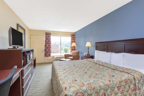 En eller flere senge i et værelse på Days Inn by Wyndham Lexington
