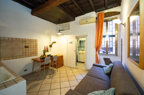 een woonkamer met een bank en een keuken bij JUSTACASA alla SCALA Trastevere in Rome