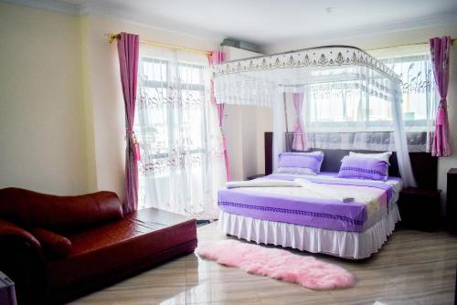 Postel nebo postele na pokoji v ubytování Sheratton Regency Hotel