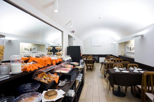 - un restaurant avec un buffet de plats dans l'établissement Hotel Select Garden, à Rome