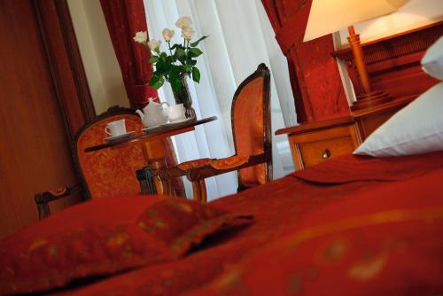 a bedroom with a bed and a table with a vase of flowers at Zamek Na Skale in Trzebieszowice