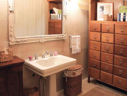 a bathroom with a sink and a mirror at B&B Del Piazzo in Biella
