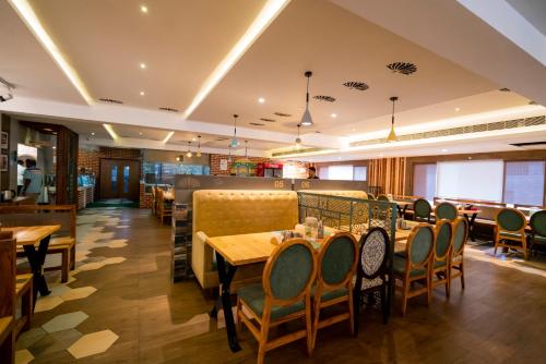 Ein Sitzbereich in der Unterkunft JK HOTELS