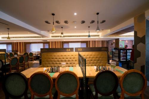 ein Esszimmer mit einem langen Tisch und Stühlen in der Unterkunft JK HOTELS in Coimbatore