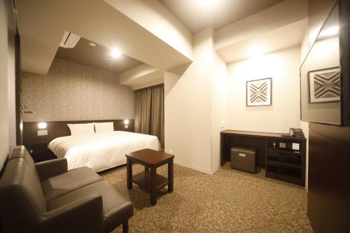 Postel nebo postele na pokoji v ubytování Dormy Inn Premium Osaka Kitahama