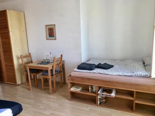 ein Schlafzimmer mit einem Bett und einem Tisch mit einem Esszimmer in der Unterkunft Cosy Flora Nest in Prag