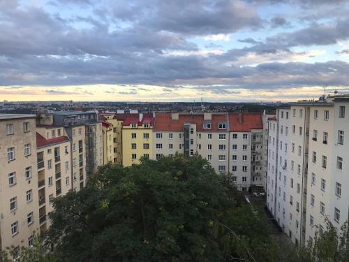 Blick auf eine Stadt mit hohen Gebäuden in der Unterkunft Cosy Flora Nest in Prag