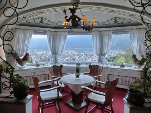 Restoran või mõni muu söögikoht majutusasutuses Hotel-Garni Drachenburg