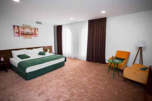 バクーにあるDa Vinci Hotelのベッドルーム1室(ベッド1台、テーブル、椅子付)