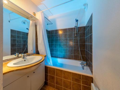 une salle de bain avec un lavabo et une baignoire dans l'établissement SUNWEB Chalets de Bois Méan, aux Orres