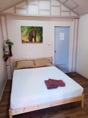 Ce lit se trouve dans un dortoir orné d'une peinture murale. dans l'établissement Jungle View Resort, à Ko Chang