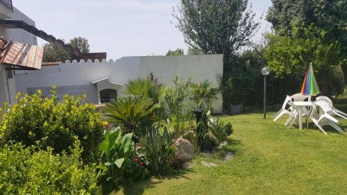 Κήπος έξω από το Casa Vacanze " IS MERIS "