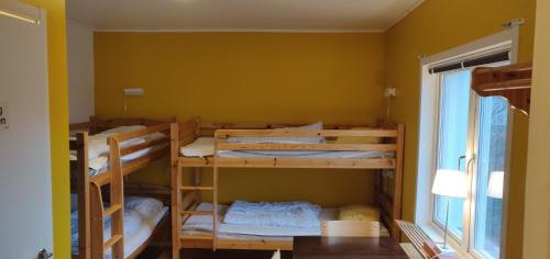 Krevet ili kreveti na sprat u jedinici u okviru objekta Abisko net Hostel & Huskies