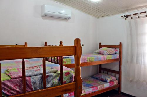 Un dormitorio con dos literas en una habitación. en KR Hostel Ilhabela, en Ilhabela