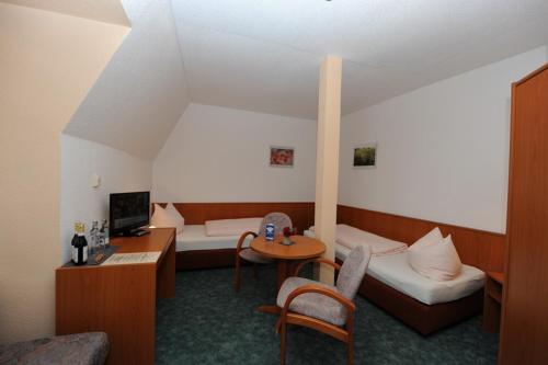 Zimmer mit einem Bett und einem Schreibtisch mit einem Computer in der Unterkunft Gasthof und Pension Zick in Eggesin