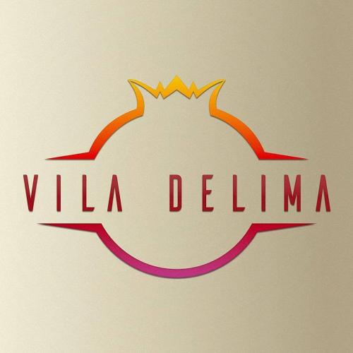 Un cartel que dice Villa Delma con una corona. en Vila Delima, en Lamongan