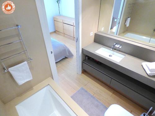 une salle de bain avec un lavabo et un miroir dans l'établissement ALC - VC3 - 7 min Palais and 3 min Beaches, à Cannes