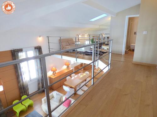 Cette chambre comprend une mezzanine et un salon. dans l'établissement ALC - VC3 - 7 min Palais and 3 min Beaches, à Cannes