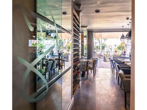 فندق شوغر في كيب تاون: اطلالة المطعم مع الطاولات والكراسي