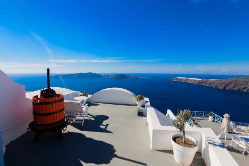 a balcony with a view of the blue ocean at Ilioperato Hotel in Imerovigli
