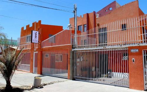 una valla naranja frente a un edificio en Hotel Don Alfredo, en Calama