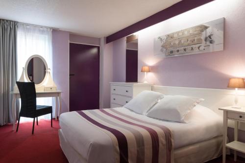 Кровать или кровати в номере The Originals City, Hôtel Éden, Rouen Nord (Inter-Hotel)