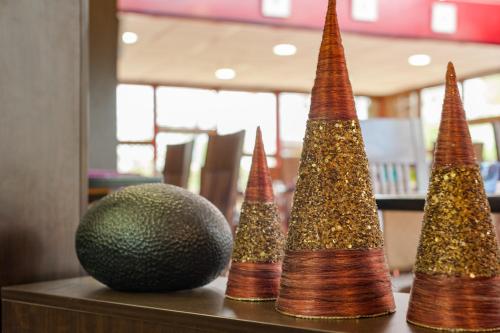 a group of four pagoda cones next to a melon at The Originals City, Hôtel Éden, Rouen Nord in Bois-Guillaume