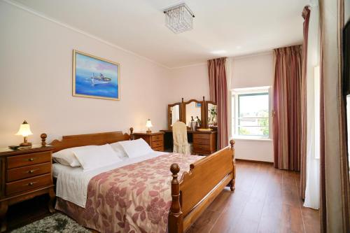 um quarto com uma cama e uma janela em Villa Rustica Dalmatia em Seget Vranjica