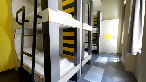 The Hive Party Hostel Budapest emeletes ágyai egy szobában