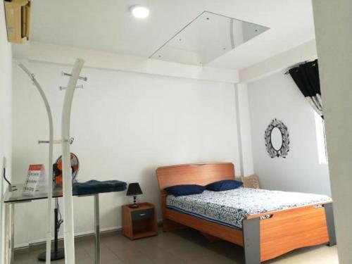 Tempat tidur dalam kamar di Thilini Tour INN