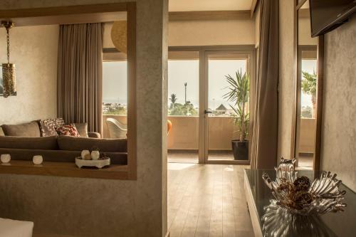 Posezení v ubytování Mabrouk Hotel and Suites- Adult only