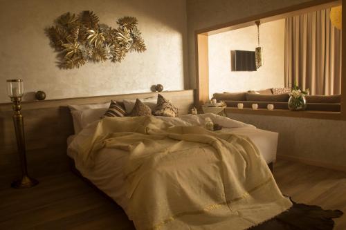 Krevet ili kreveti u jedinici u okviru objekta Mabrouk Hotel and Suites- Adult only
