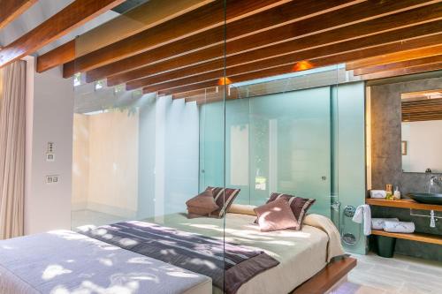 Un pat sau paturi într-o cameră la Historical house Mallorca pool wifi aircon/heat sleeps 12-14