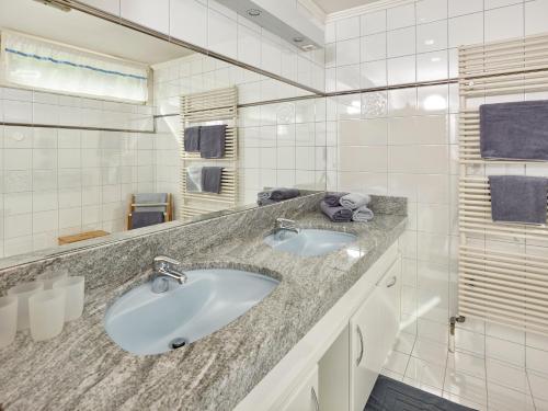 厄茨的住宿－蘇恩維斯公寓，白色的浴室设有两个盥洗盆和镜子