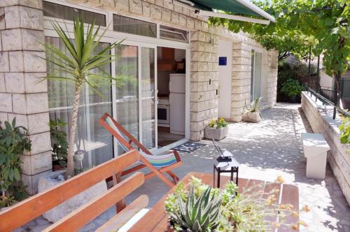 Vonkajšia záhrada v ubytovaní Apartmani Antunović Podgora