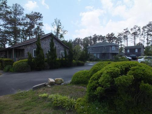 a house and a house with a driveway at Scarborough Inn in Manteo