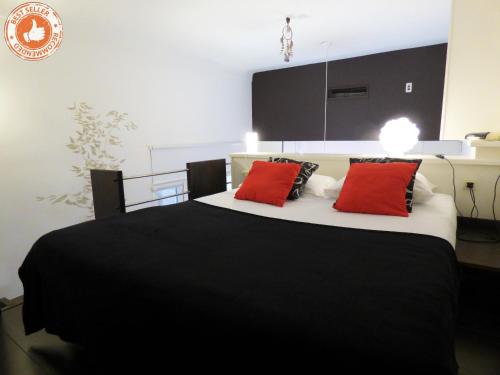 カンヌにあるALC - A521 - 4 min Palais and Beachesの黒と赤のベッド(赤の枕2つ付)