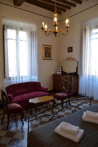 a living room with a couch and a table at Time Out in Pisa