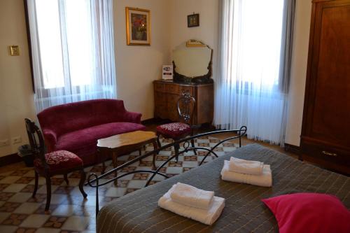 ein Wohnzimmer mit einem Bett und einem Stuhl in der Unterkunft Time Out in Pisa