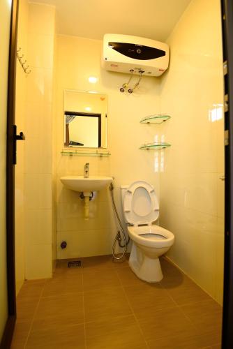 a bathroom with a toilet and a sink at Guest House Maika in Hue