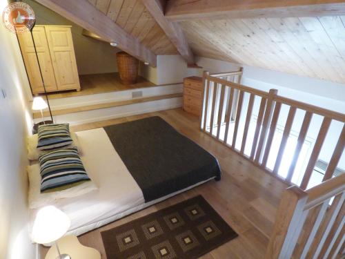 Cette chambre comprend un grand lit et un escalier. dans l'établissement ALC - A523 - 4 min Palais and Beaches, à Cannes